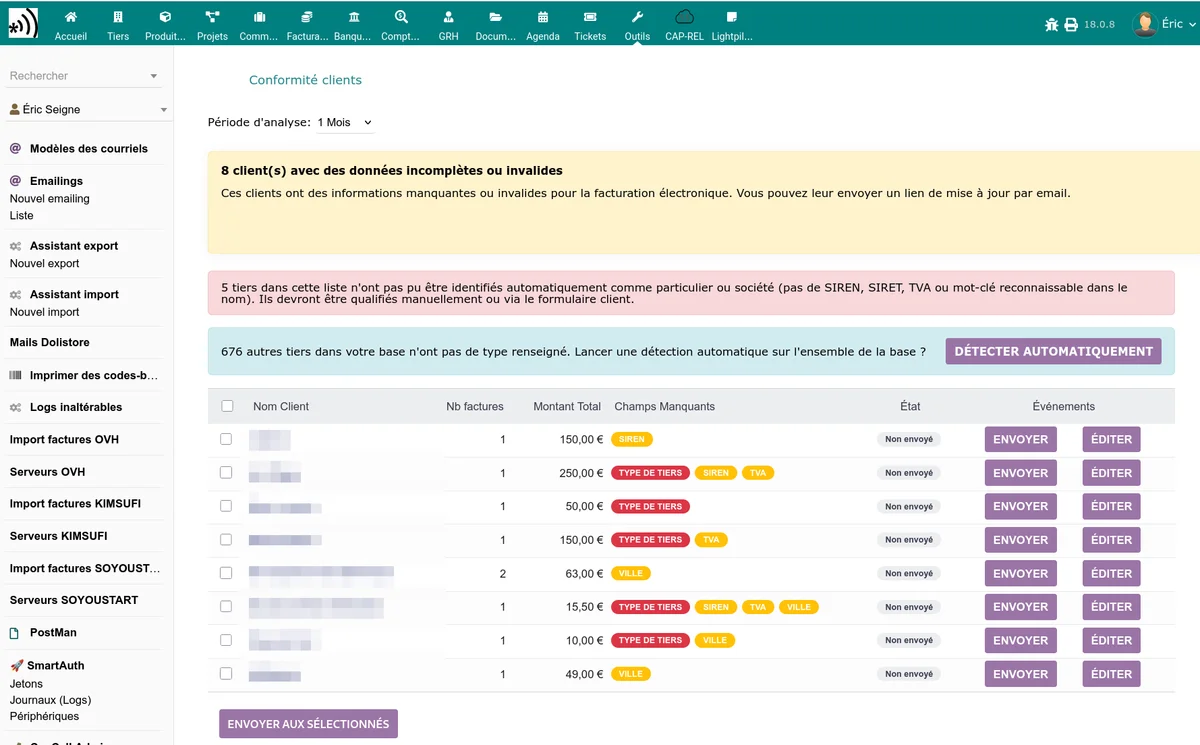Page de conformité clients affichant la liste des clients non conformes avec les champs manquants et les boutons d'action